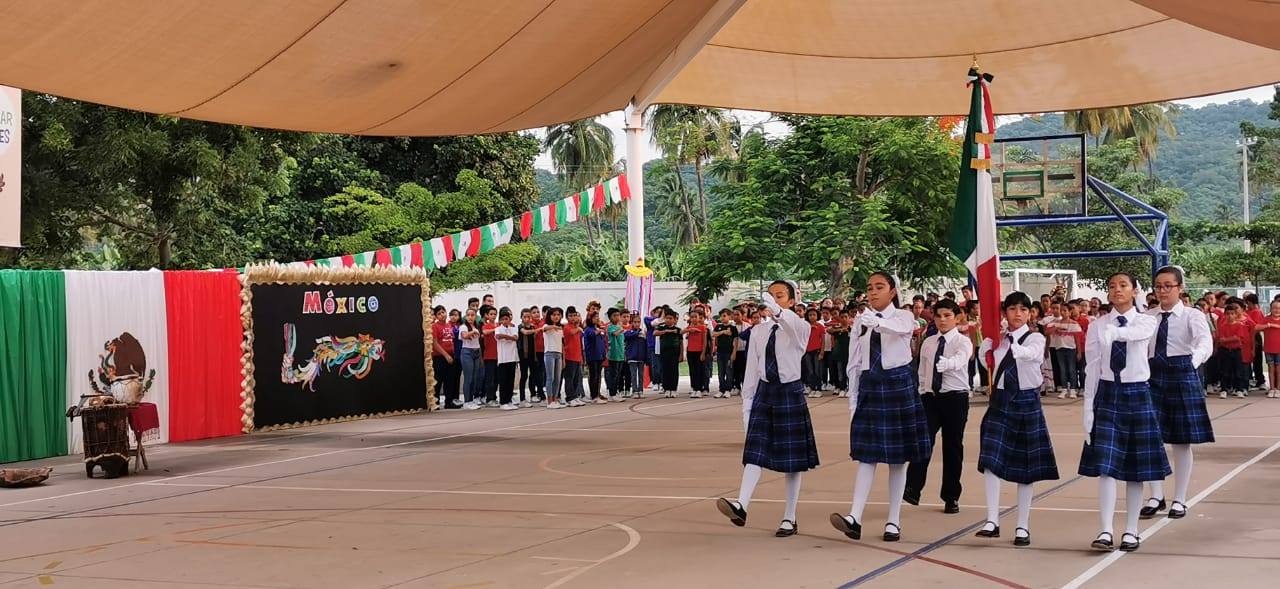 Ceremonia especial y recreo mexicano en Primaria